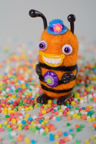 Petit jouet en laine feutrée et pâte polymère fait main original abeille - MADEheart.com