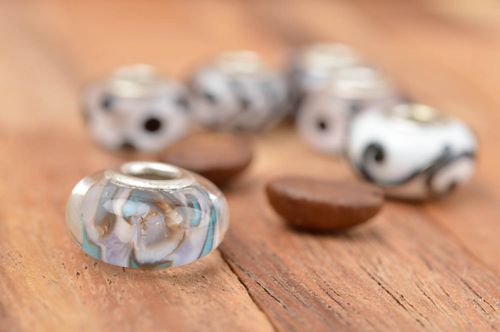 Stylish handmade glass bead fashion accessories art materials art and craft - MADEheart.com