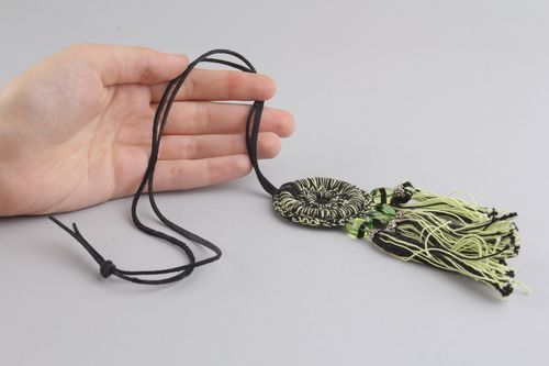 Pingente de malha feito à mão com contas acessórios femininos artesanais  - MADEheart.com