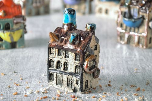Estatueta de argila em forma da casinha  - MADEheart.com