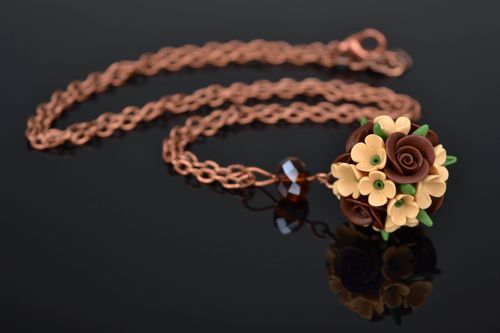 Plastic pendant in the shape of bouquet of coffee roses  - MADEheart.com