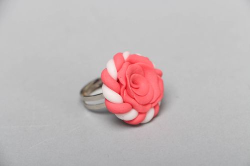 Очаровательное кольцо из полимерной глины в виде розочки - MADEheart.com