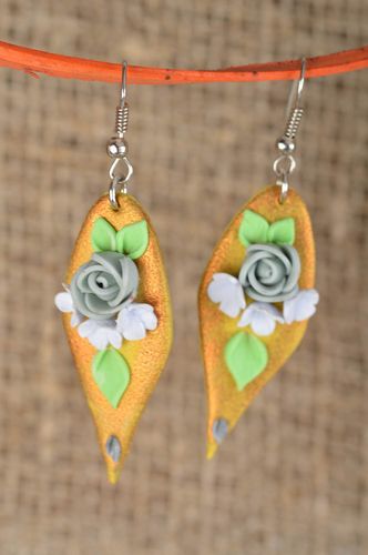Boucles doreilles en pâte polymère de couleur dor avec roses faites main - MADEheart.com