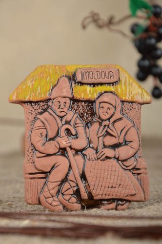 Ímã na geladeira de cerâmica artesanal na forma de avós sentados num banco - MADEheart.com