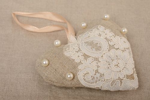 Décoration en tissu à suspendre ornée de dentelle - MADEheart.com