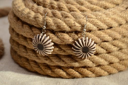 Boucles doreilles dargile fleurs rondes peintes démaux faites main pendantes - MADEheart.com