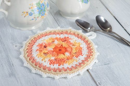 Handmade runder Topflappen gehäkelt Küchen Textilien Haus Deko orange weiß - MADEheart.com