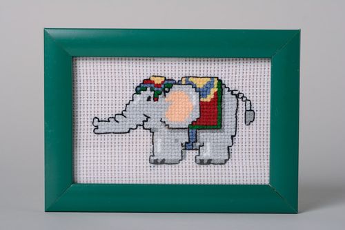 Cuadro bordado artesanal con elefantito en marco plástico de color turquesa - MADEheart.com