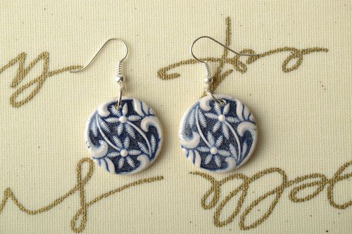 Boucles doreilles en céramique peintes démaux Bleu givré faites main - MADEheart.com