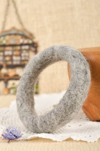 Bracciale di lana fatto a mano accessorio originale braccialetto di moda - MADEheart.com