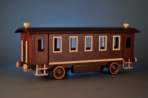 Box for keeping wine bottles in the form of a carriage - MADEheart.com