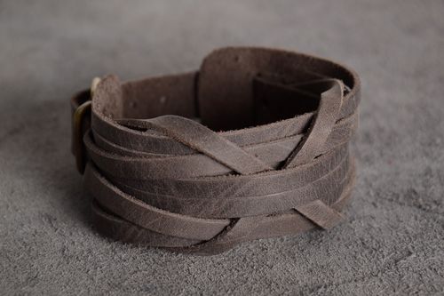 Pulsera de cuero natural gris trenzada artesanal ancha con perforación - MADEheart.com