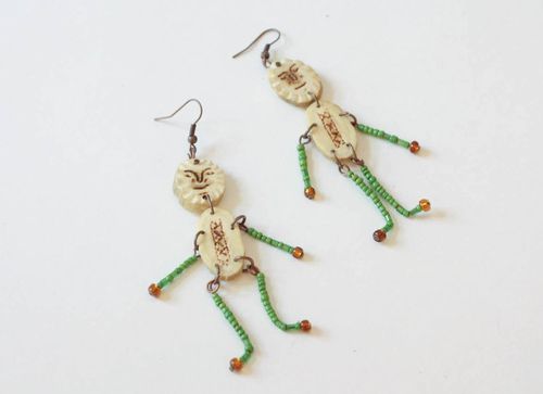 Brincos compridos de chifre feitos à mão Pessoas  - MADEheart.com