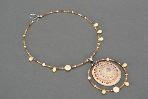 Collier en coquillages et nacre fait main beige style marin pour femme - MADEheart.com