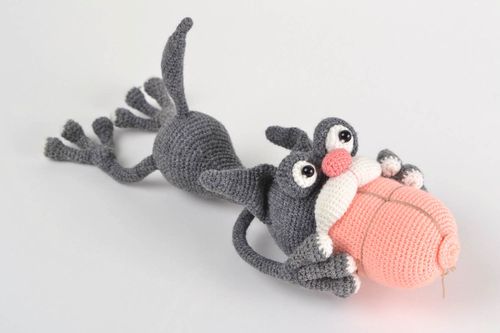 Мягкая игрушка ручной работы вязаная забавная кот с сосиской серый смешной - MADEheart.com