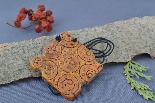 Ciondolo in ceramica naturale fatto a mano pendente etnico in ceramica  - MADEheart.com