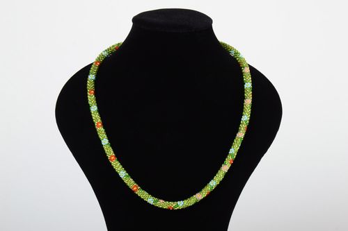 Collana tubolare di perline fatta a mano accessorio verde da donna idee regalo - MADEheart.com