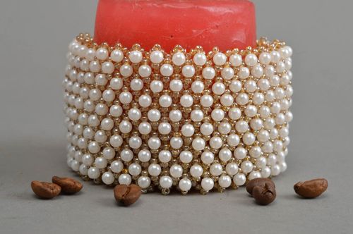 Stilvolles weiß goldenes Armband aus Glasperlen breit künstlerische Handarbeit - MADEheart.com