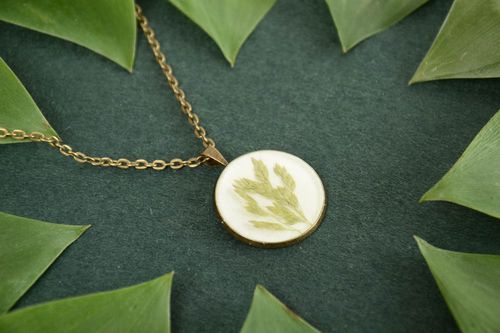 Beautiful homemade round pendant with real flowers and epoxy without chain - MADEheart.com