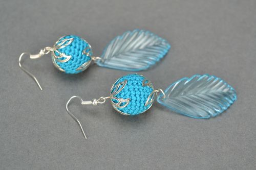 Brincos azuis com pingentes de malha artesanais ornados com gancho - MADEheart.com