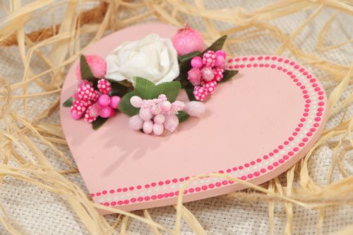 Handmade souvenir heart-shaped wooden fridge magnet of pink color with flowers - MADEheart.com