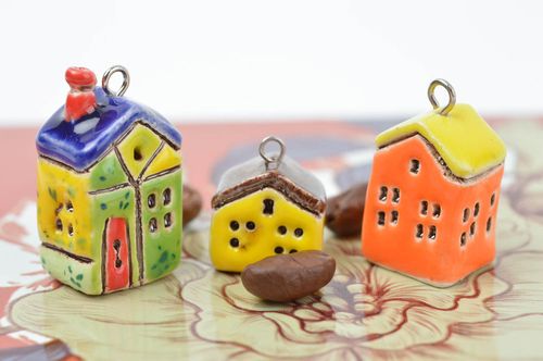 Pendentif céramique Bijoux faits main argile maisons Accessoires femme - MADEheart.com
