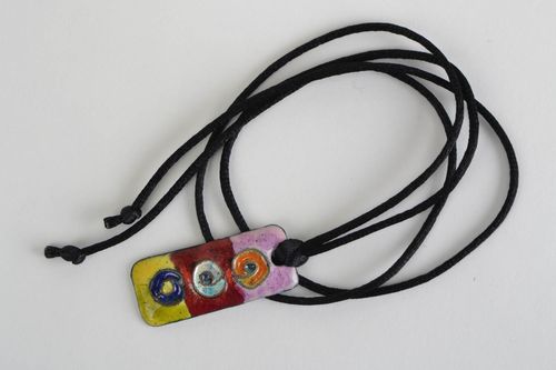 Handgemachter bemalter Anhänger aus Kupfer an schwarzer Schnur für Modedamen - MADEheart.com