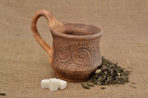 Tasse en argile faite main originale technique de poterie avec ornement 35 cl - MADEheart.com