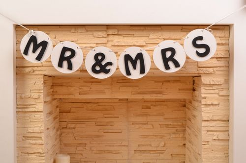 Guirlanda de boda Mr&Mrs de madera contrachapada con cinta de raso artesanal  - MADEheart.com