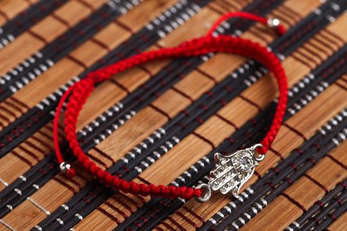 Bracelet rouge tressé Bijou fait main avec main de Fatima Cadeau pour femme - MADEheart.com