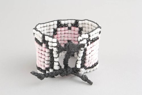 Bracelete largo de miçangas artesanal acessório de mulher feito à mão de contas  - MADEheart.com