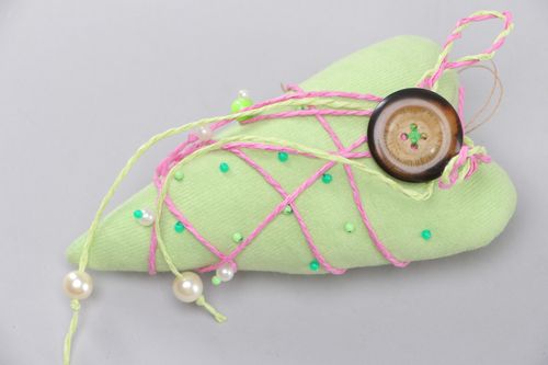 Cuore decorativo fatto a mano pendente di stoffa decorazione da appendere - MADEheart.com