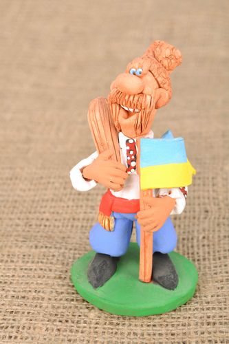 Statuetta di cosacco in argilla fatta a mano figurina decorativa in ceramica  - MADEheart.com