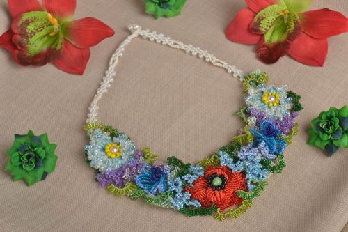 Collier avec fleurs Bijou fait main en perles de rocaille macramé Cadeau femme - MADEheart.com