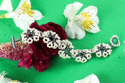 White and blue beads floral handmade bracelet for women - MADEheart.com