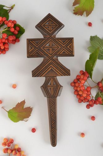 Крест ручной работы резной крест из дерева изделие из дерева украшение на стену - MADEheart.com