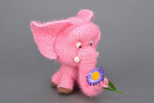 Gehäkeltes Kuscheltier Elefant mit Blume - MADEheart.com