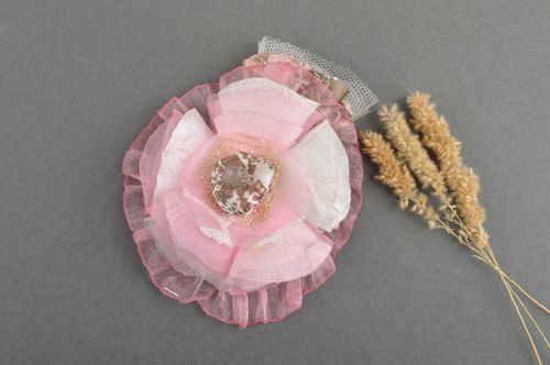 Broche fleur Bijou fait main rose délicat en tulle et nylon Accessoire femme - MADEheart.com