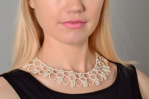 Weiße Halskette aus Glasperlen - MADEheart.com
