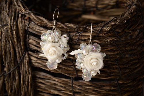Pendientes originales de arcilla polimérica con abalorios Rosas blancas - MADEheart.com