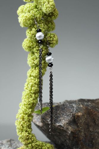 Orecchini pendenti di perline cristalline fatti a mano bigiotteria originale  - MADEheart.com