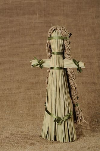 Muñeca-amuleto con trenzas largas - MADEheart.com