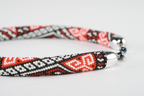 Tresse en perles sur le cou faite main Nationale - MADEheart.com