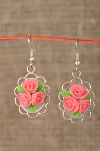 Handgemachte Blumen Ohrringe aus Polymerton rote Rosen Geschenk für Schwester - MADEheart.com