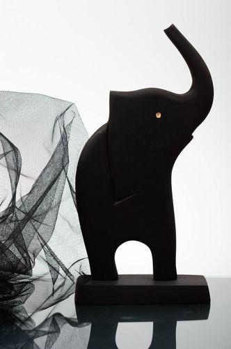 Черная статуэтка из древесины ясеня ручной работы в виде слоника черная - MADEheart.com
