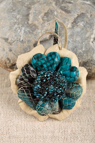 Broche fleur Bijou fantaisie fait main Accessoire en cuir pour femme rond - MADEheart.com