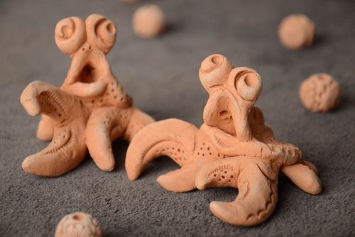 Krabbe Figuren Set aus Ton 2 Stück in Braun handmade für Haus Interieur Dekor - MADEheart.com