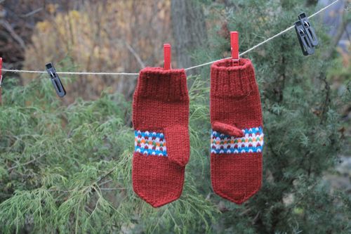 Red woolen mittens - MADEheart.com