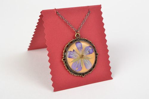 Handmade round neck pendant with dried flower in epoxy resin without chain - MADEheart.com