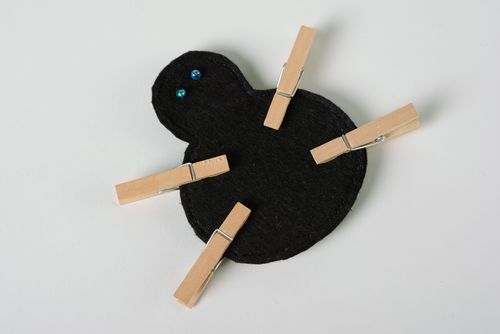 Handmade educational toy sewn of felt with wooden clothes pins Spider for kids - MADEheart.com
